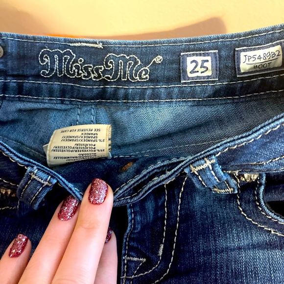 Darker blue, boot cut, size 25, little stain at the right leg of the pants. - Picture 2 of 3